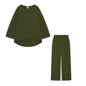 Set relax a due pezzi verde oliva con top a orlo asimmetrico e pantaloni a gamba larga.