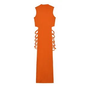 Detailweergave van de oranje mouwloze maxi-jurk met sexy vetersluiting aan de zijkant