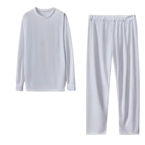 Detailansicht eines weißen langärmeligen Loungewear-Sets mit weicher Stoffstruktur.