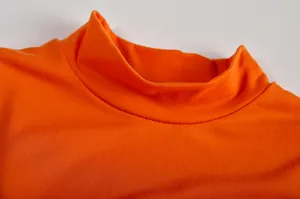 Detailweergave van de hoogwaardige col aan deze levendige oranje zomerjurk voor dames.
