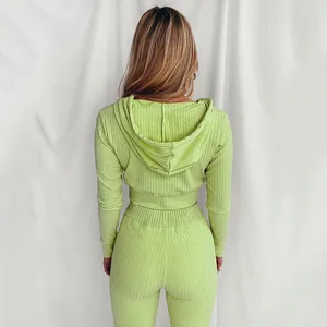 Vista posteriore di un completo sportivo a costine verde lime con cappuccio