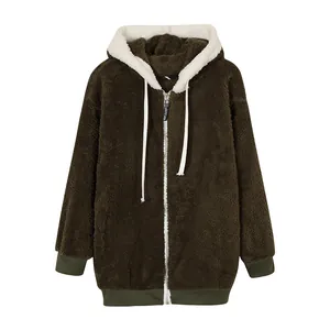 Detalle de chaqueta con capucha de felpa verde oliva con cremallera blanca suave