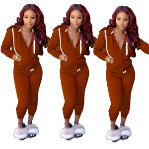 Détail d'un ensemble de jogging deux pièces orange brûlé avec sweat à capuche