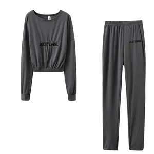 Zweiteiliges graues Rippstrick-Loungewear-Set mit Lucky Label Bestickung und Crop-Top