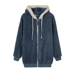 Detalle de una sudadera azul de forro polar con cremallera y forro blanco suave