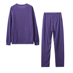Rückansicht eines lila Damen-Loungewear-Sets mit langärmeligem Oberteil und langer Hose