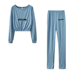 Detailansicht hellblaues Sport-Set aus Rippenstrick mit Lucky Label Stickerei