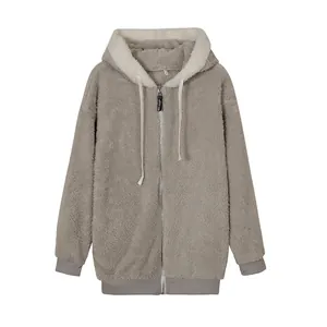 Detalle de una acogedora sudadera con capucha y cremallera de forro polar con forro blanco