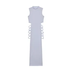 Detail van een sexy mouwloze maxi-jurk met vetersluiting aan de zijkant-uitsnijding