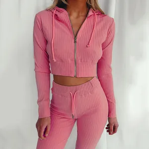 Vista dettagliata della tuta sportiva da donna rosa a coste con cappuccio e cerniera