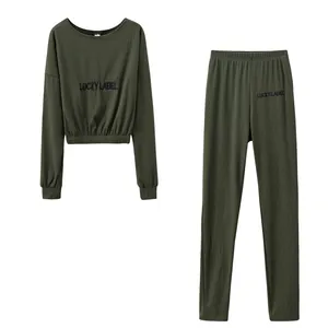 Dunkelgrünes zweiteiliges geripptes Loungewear-Set mit LUCKY LABEL Stickerei-Details