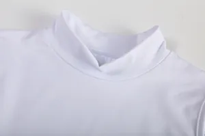 Gedetailleerde close-up van de witte opstaande kraag van een sexy zomerse bodycon jurk