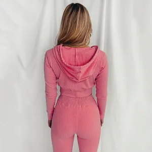 Vista posteriore di un set lounge aderente a coste rosa con cappuccio e maniche lunghe