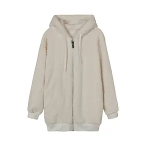 Vista frontal de una sudadera con capucha sherpa crema oversize con cremallera y cordón