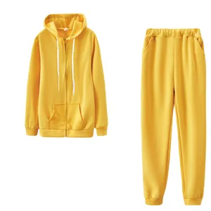 Vue détaillée d'un ensemble de survêtement jaune pour femme avec sweat et pantalon