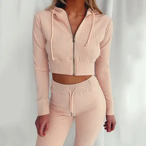 Completo sportivo rosa a coste con felpa corta con cappuccio e pantaloni