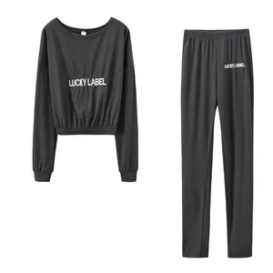 Detailansicht des dunkelgrauen gerippten Sportsets mit 'LUCKY LABEL' Stickerei.