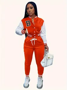 Tuta sportiva da donna arancione con giacca varsity e toppa ricamata con lettera B