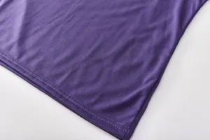 Detailaufnahme des lila Sportanzugstoffs mit ordentlicher Doppelnadelnaht und Textur.