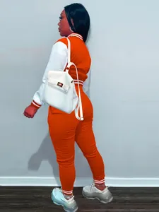 Elegante vista posteriore del set sportivo giacca varsity e joggers arancione e bianco