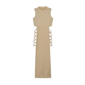Beige mouwloze maxi-jurk met uitsnijdingen aan de zijkant en vetersluiting, vooraanzicht.
