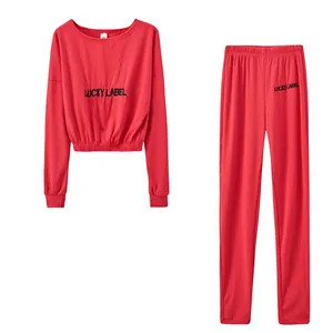 Detailansicht eines roten zweiteiligen gerippten Loungewear-Sets mit Stickdetails