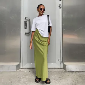 Κομψή σατέν midi φούστα σε λαδί χρώμα με λευκό t-shirt για σικ street στυλ εμφάνιση