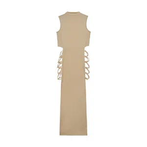 Detailweergave van een beige mouwloze maxi-jurk met zij-uitsparingen en vetersluiting.