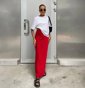 Jupe longue élégante en satin rouge portée par un mannequin dans un style urbain moderne
