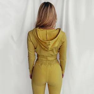 Vista posteriore del set sportivo con cappuccio in maglia a coste giallo senape.