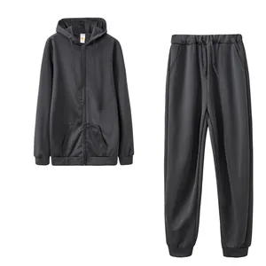 Vue à plat d'un ensemble de survêtement gris foncé avec sweat à capuche et jogging élastique