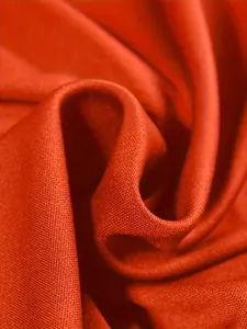 Dettaglio ravvicinato che mostra la consistenza morbida e la trama del tessuto rosso spesso
