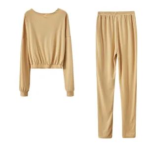Zweiteiliges khakifarbenes Loungewear-Set aus Rippstrick mit bauchfreiem Oberteil und Hose