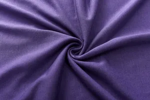 Makroansicht der weichen Textur und tiefvioletten Farbe des gestrickten Sportset-Stoffes.