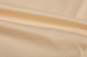 Macro detail van de beige gebreide stoftextuur voor een sexy zomerjurk met split
