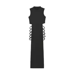 Detailweergave van sexy zwarte mouwloze maxi-jurk met vetersluiting aan de zijkant