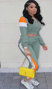Vue complète de l'ensemble de survêtement gris pour femme avec rayures orange et blanches