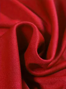 Primo piano del tessuto rosso scuro testurizzato per giacca da baseball da donna