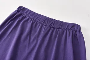 Detailansicht des elastischen Bundes einer lila gestrickten Sporthose für Damen