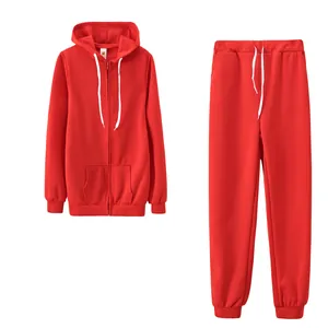 Vue détaillée d'un ensemble de survêtement rouge pour femme avec sweat et jogging
