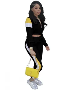 Vue détaillée du survêtement bicolore noir et jaune pour femme avec bandes latérales