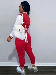 Vista posteriore della giacca varsity rossa e bianca da donna e pantaloni sportivi