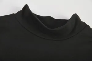 Macro detailopname van een zwarte mock neck kraag op een sexy zomerjurk met split