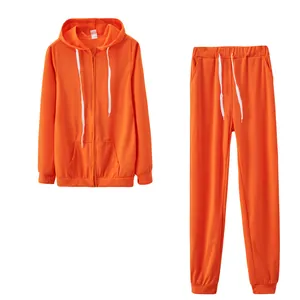 Vue de face d'un ensemble jogging orange avec sweat à capuche zippé sur fond blanc