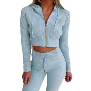 Set due pezzi azzurro a coste con crop top con cappuccio e pantaloni sportivi coordinati