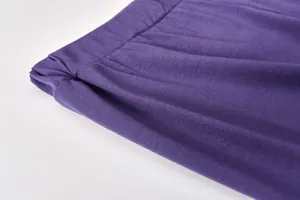 Detailaufnahme des violetten Strickgewebes und des elastischen Bunds der Sporthose.