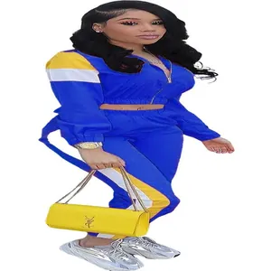 Mannequin portant un survêtement bleu avec des détails rayés jaunes et blancs