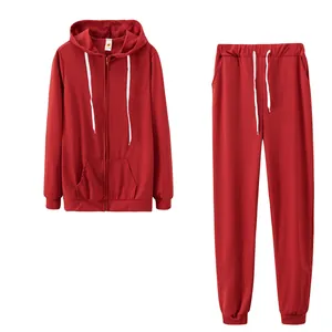 Vue détaillée de l'ensemble de survêtement rouge deux pièces avec sweat à capuche