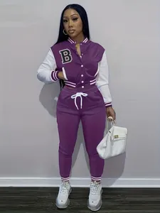 Tuta sportiva da donna viola e bianca con giacca stile varsity e dettaglio lettera B