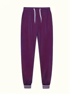 Dettaglio dei jogger viola iridescenti con coulisse bianca e polsini a righe